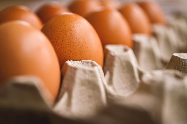 How long do eggs last past the best by date when storing them safely?